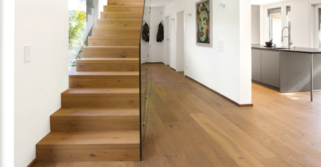 Eichenparkett mit passender geradläufiger Holztreppe in einem Wohnraum